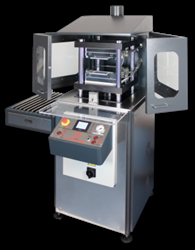 Laboratory Press equipped with Closure force regulation